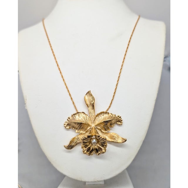 1960s Vintage 1964 Signed Napier Goldtone & Faux-Pearl Orchid Pendant Necklace For Sale - Image 5 of 11