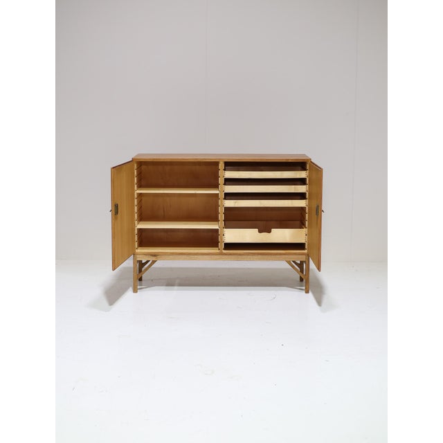 Mid-Century Modern Model 232 China Cabinet in Oak by Børge Mogensen for FDB Furniture, Denmark, 1960s For Sale - Image 3 of 13
