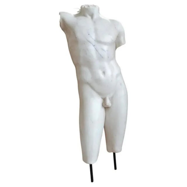 Magnificent "Dorso Masculino" sculpture in Carrara marble from the late 19th century. Italy Measures: H. 108cm x 37cm...