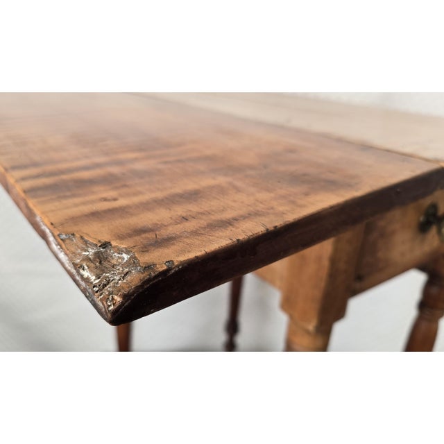 Early 19th Century American Tiger Maple Drop-Leaf Table With Drawer For Sale In San Francisco - Image 6 of 11