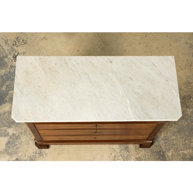 French Mid-19th Century French Louis Philippe Walnut Marble Top Commode For Sale - Image 3 of 18