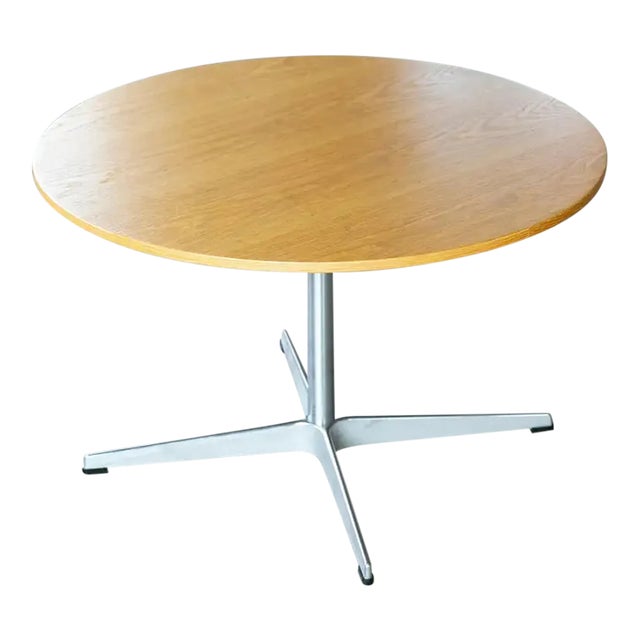 Arne Jacobsen Round Coffee Table in Oak Coffee Table Danish Mid-Century For Sale