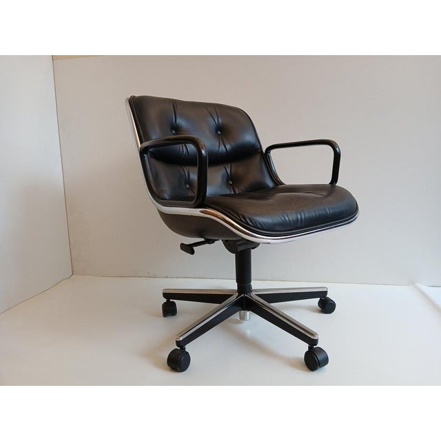 Executive Chair by Charles Pollock for Knoll Inc. / Knoll International, in Very Good conditions. Designed 1960 to 1969...