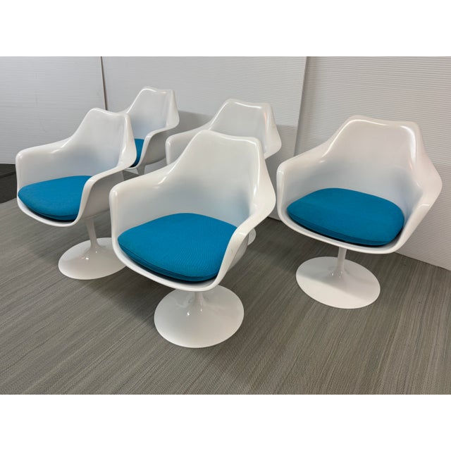 Design Plus Gallery presents a Set of Five Tulip Chairs by Eero Saarinen for Knoll. These chairs stand on a gracefully...