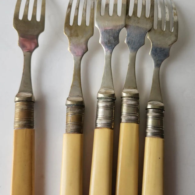Early 20th Century Early 20th Century English Sheffield Epns A1 Silverplate Five Forks Floral Design - Set of 5 For Sale - Image 5 of 11