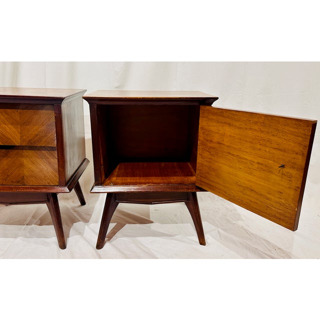 Walnut Mid Century Modern Paire De Petites Tables De Nuit With Checkered Burl Tops For Sale - Image 10 of 13