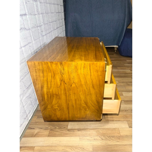 Drexel Heritage 1980s Vintage Drexel Heritage Campaign Nightstand / Side Table in Walnut and Brass – Accolade Collection⚡️ For Sale - Image 4 of 11