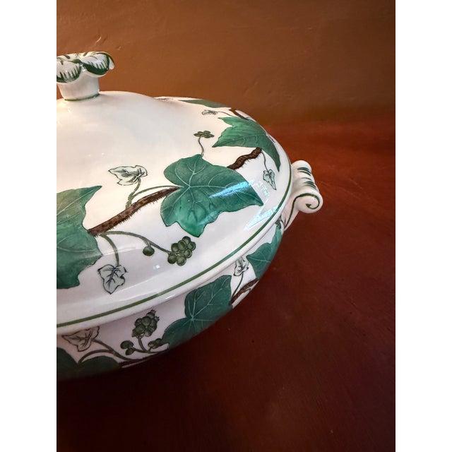 1950s 1950s Wedgwood Napoleon Ivy Queensware Covered Serving Bowl 9.5" For Sale - Image 5 of 13