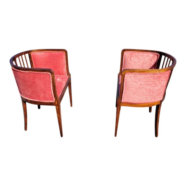 Elegant pair of 1920s English mahogany tub club chairs from the late Edwardian era. Featuring a graceful curved back with...