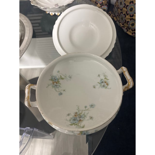 Theodore Haviland Antique Theodore Haviland Limoges Lidded Tureen – Blue Forget-Me-Nots & Gold – French Porcelain (1893–1905) For Sale - Image 4 of 9