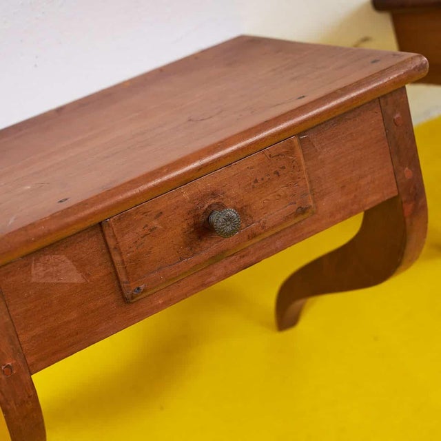 Discover this refined pair of wooden coffee tables, perfect for adding a touch of charm to your home. Featuring elegant...