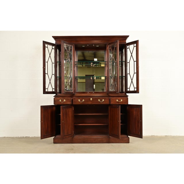 Late 20th Century Ethan Allen Knob Creek Georgian Carved Mahogany Lighted Breakfront Bookcase Cabinet For Sale - Image 5 of 18