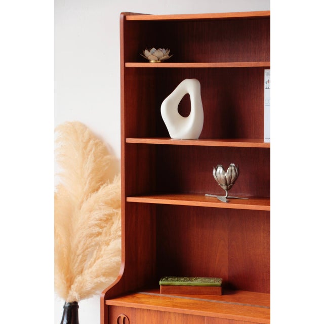 Teak Glass-Fronted Scandinavian Bookcase with its curved profile, this teak glass-fronted Scandinavian bookcase does more...