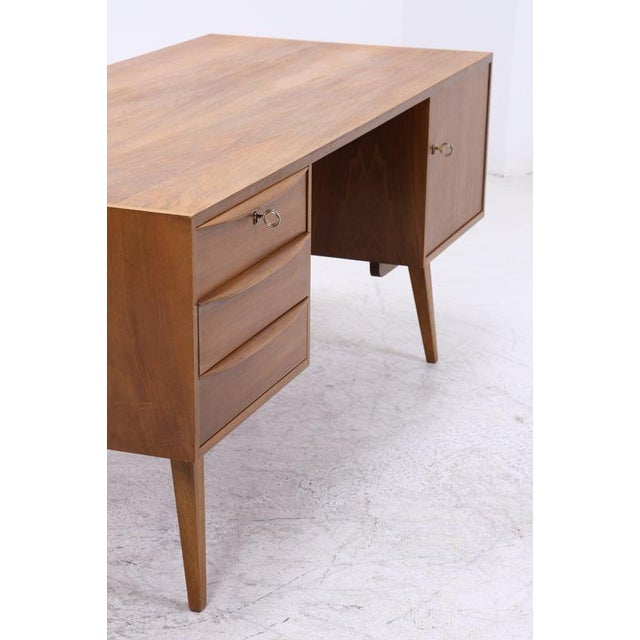 Vintage desk in the Hellerau style with balanced proportions and beautiful wood grain. Three drawers, a lockable cabinet...