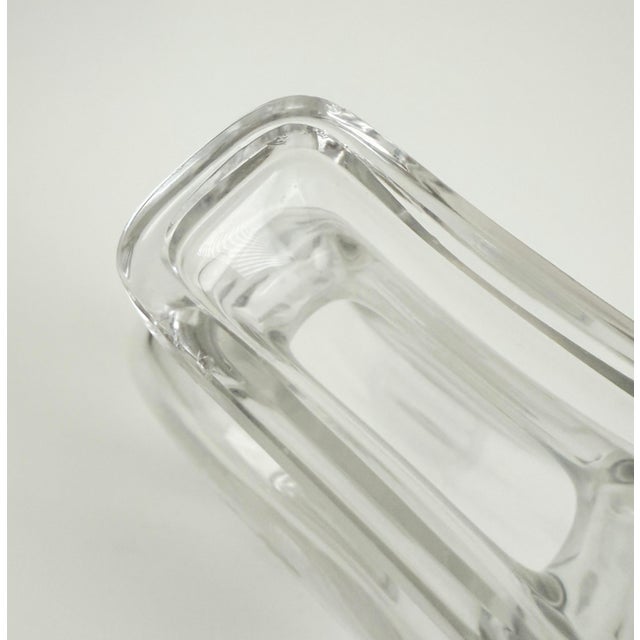 Transparent 1880s Baccarat Crystal Vase With Neoclassic Intaglio Design For Sale - Image 8 of 10