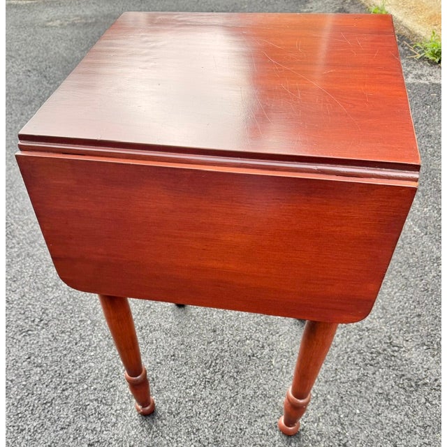 Early 19th Century Antique Federal Period 1 Drawer Cherry and Flame Mahogany Dropleaf Work Table For Sale - Image 5 of 8