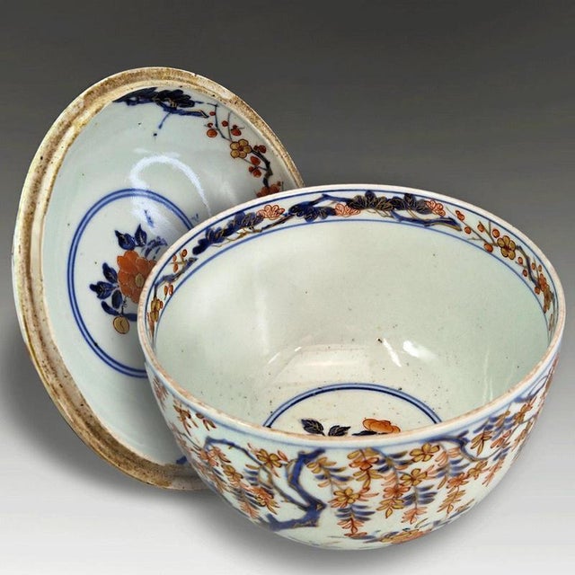 Early Edo Japanese Arita Imari Porcelain Bowl and Cover, 1720s For Sale - Image 3 of 8