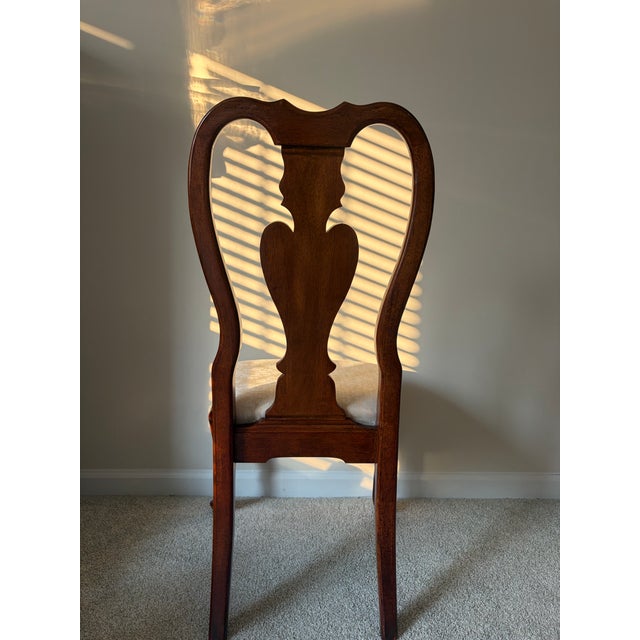 Late 20th-century Queen Anne style dining side chair by Universal Furniture Ltd. Featuring a warm cherry-toned wood...