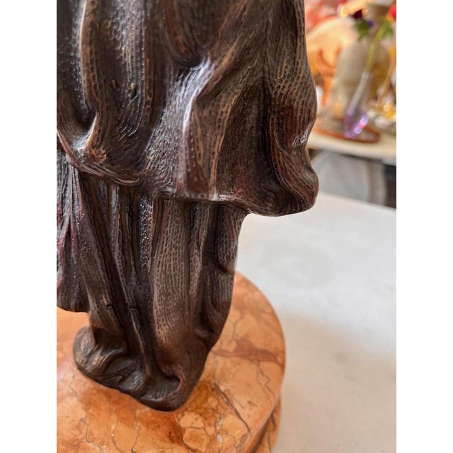 Brass figure dancer, signed standing on marble base, 20th century. h: 55 cm dm: 20 cm figure h: 48 cm dm: approx. 10 cm...