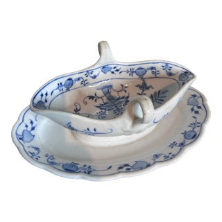 Antique Meissen Blue Onion Gravy Boat on Stand For Sale