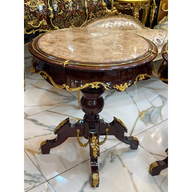 French Louis XVI Round Marble Top Side Table With Hand-Carved Wood Frame & Gold Leaf Accents For Sale - Image 4 of 5