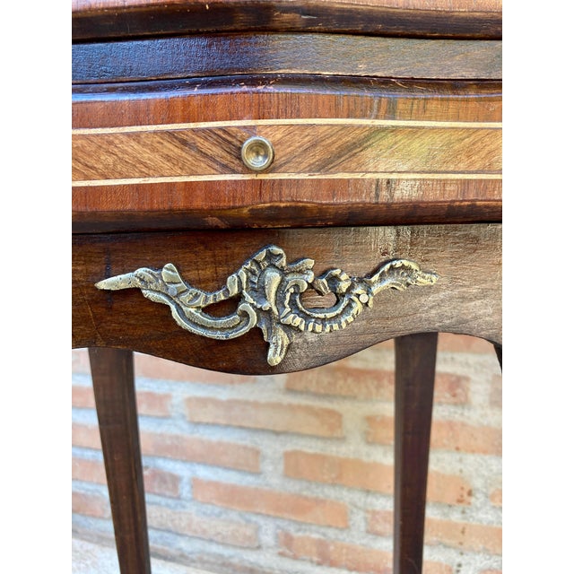 Brown Early 20th Century Pair of French Louis XV Style Tulipwood Veneer Bedside Tables or Nightstands For Sale - Image 8 of 18