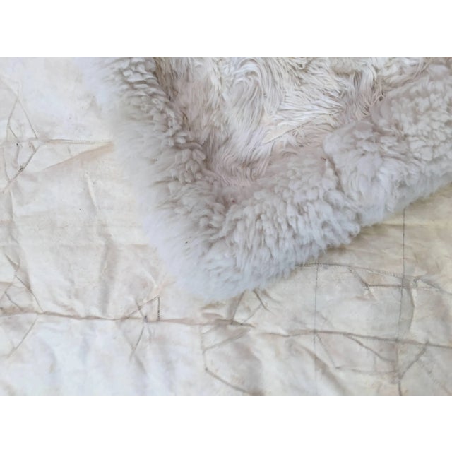 Ivory Vintage Shaggy Sheepskin Bed Throw or Rug | New Zealand Natural Ivory White 1970 For Sale - Image 8 of 9