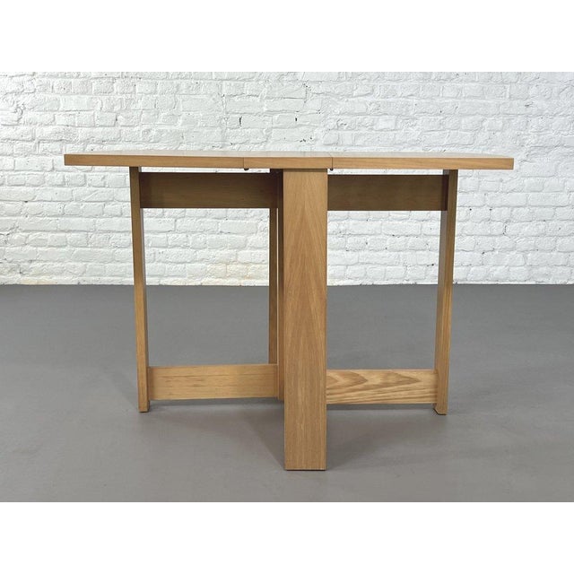 Vintage dining table made entirely of wood with a star-shaped base. It can accommodate 2 to 6 guests in no time thanks to...