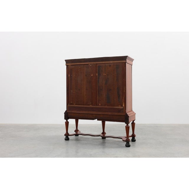 Antique William IV Style Walnut Display Cabinet, United Kingdom, 18th Century For Sale - Image 10 of 18