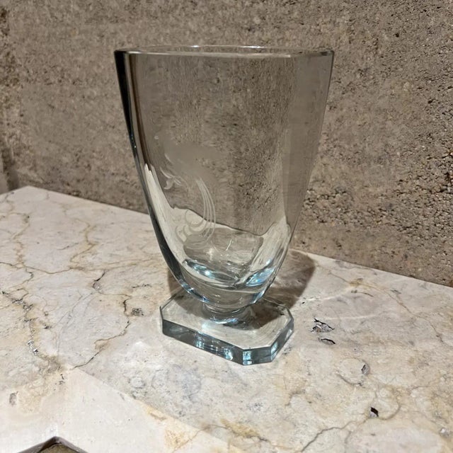 Strombergshyttan Mid-Century Modern Strömbergshyttan Crystal Art Glass Vase Quetzal Bird Design For Sale - Image 4 of 16