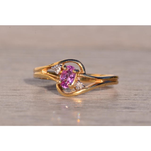 1990s Cinco Calle: Pink Sapphire and Natural Diamond Ring in Yellow Gold For Sale - Image 5 of 11