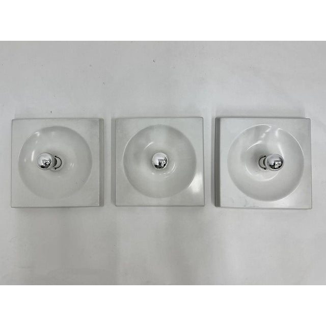 Dimensions: 34cm Width , 34cm Height, 13cm Depth Condition: Good Material: Plastic Color: White Up to 250V (Europe/UK...