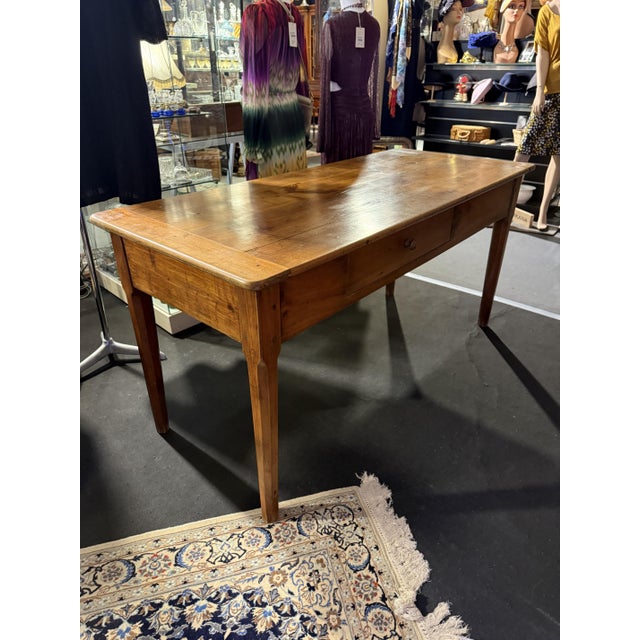 Farmhouse Table in Cherry, in Very Good conditions. Designed before 1890