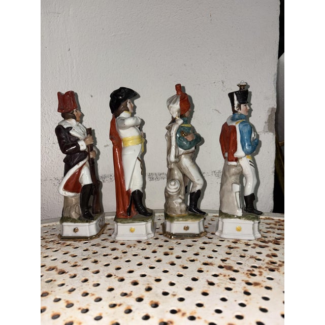 4 Napoleonic soldiers from the 1950s in Capodimonte porcelain, 18 cm high, 5.5 cm deep and 5.5 cm wide