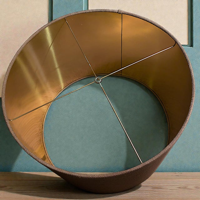 1940s Italian Monumental Hammered Brass Seamless Bulbous Table Lamp on Mahogany Plinth For Sale - Image 14 of 18