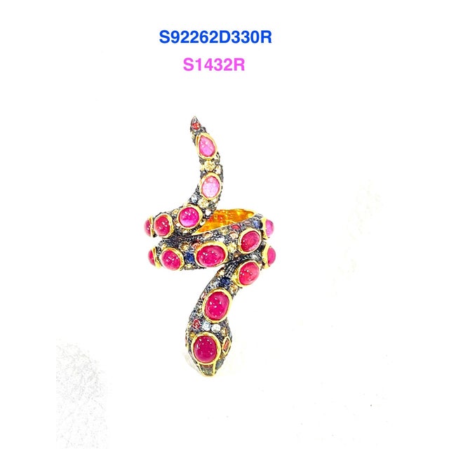 Bochic "Orient" Cleopatra Serpent Ruby Ring and Fancy Sapphires Set in 22K Gold For Sale - Image 4 of 18