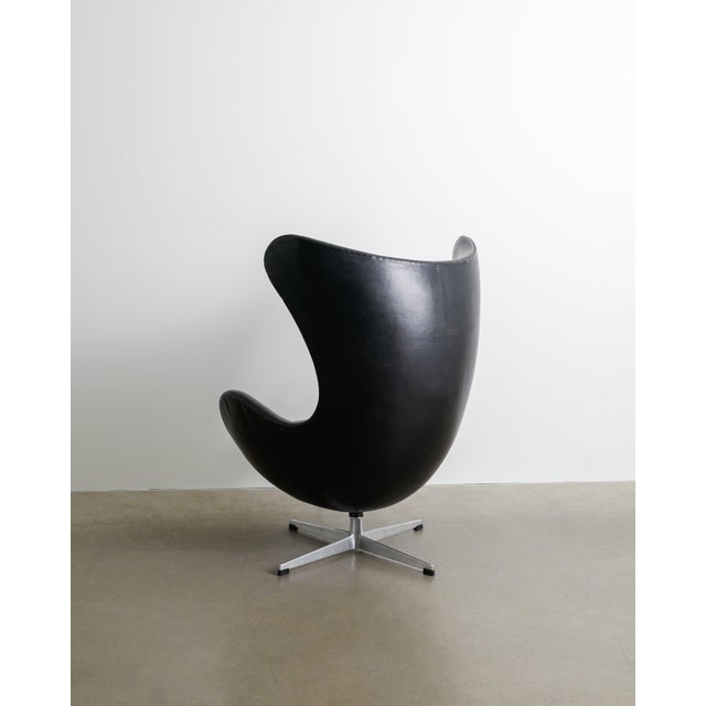 Fritz Hansen Early Mid-Century Danish Black Leather 3317 / Egg Armchair by Arne Jacobsen for Fritz Hansen, 1964 For Sale - Image 4 of 10