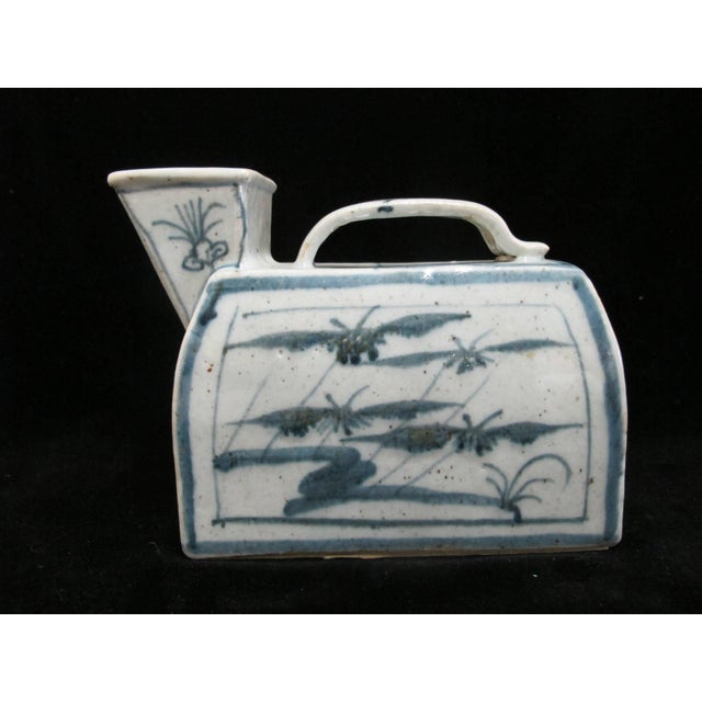 Traditional Chinese Qing Dynasty Blue & White Porcelain Spouted Chamber Pot With Bat Design For Sale - Image 3 of 9