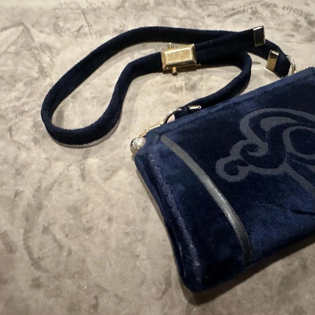 An Amazing 1980s Blue Velvet and Brass Italian Shoulder Bag For Sale - Image 10 of 13