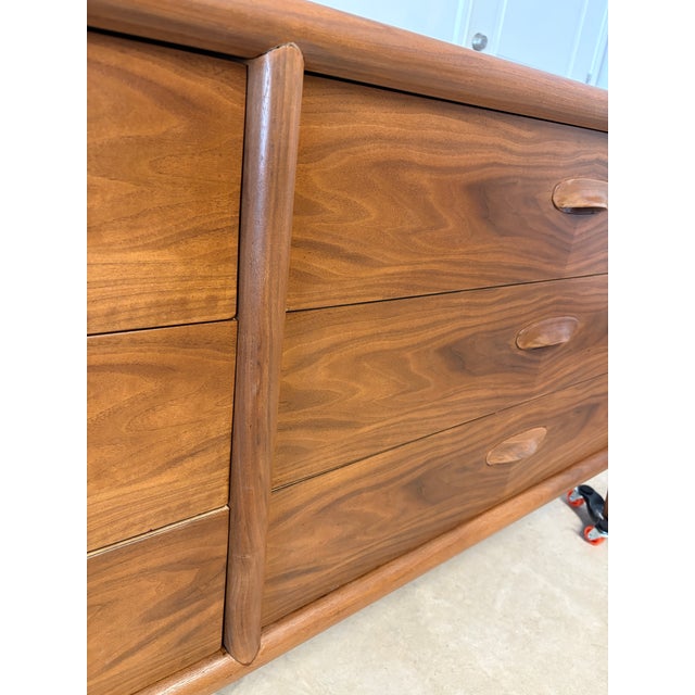 1960s Freshly Refinished Widdicomb Mid-Century Modern 6-Drawer Walnut Dresser – MCM Beauty! For Sale - Image 10 of 18