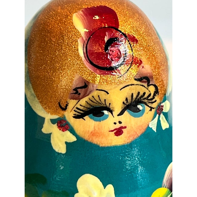Set of 5 Mint Condition Vintage Hand-Painted Matryoshka Nesting Dolls, 5-Piece Green Laquer With Gold Black and Red Accents For Sale - Image 11 of 14