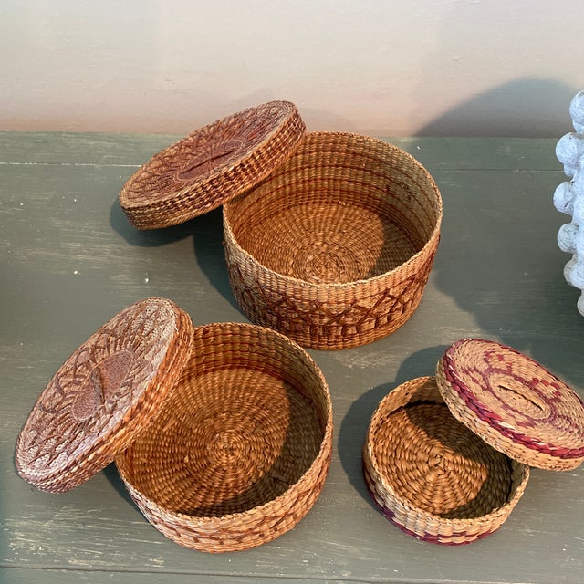 Vintage 1970s Banded Sweetgrass Nesting Baskets-Set of 3 For Sale - Image 4 of 7
