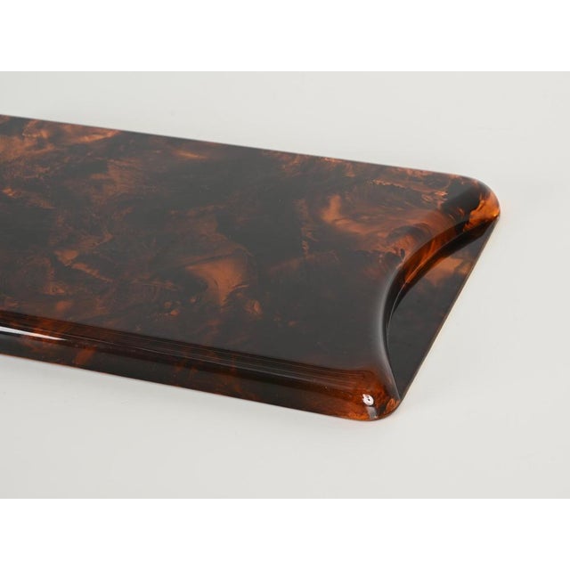 Large Tortoiseshell Effect Acrylic and Brass Serving Tray from Guzzini, 1970 For Sale - Image 13 of 15
