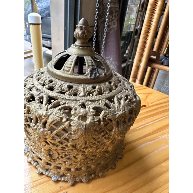 Up for consideration is a beautiful brass queens crown centerpiece. This would look lovely in your home and it is a great...
