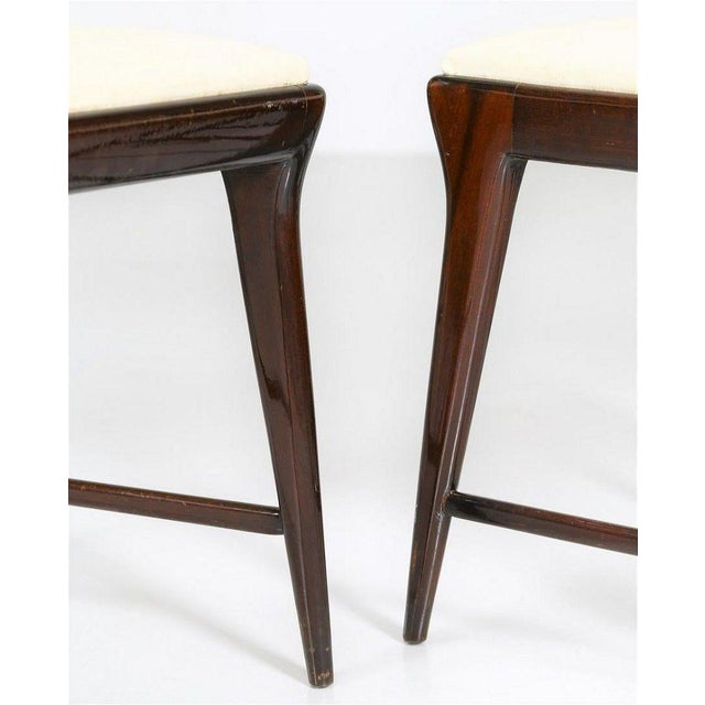 This set of six midcentury chairs is a piece of design furniture attributed to Osvaldo Borsani during the 1950s. Elegant...