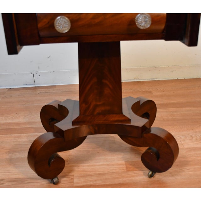 1880s Antique American Empire Crotch Mahogany Pembroke Drop-Leaf Work Table For Sale - Image 4 of 18
