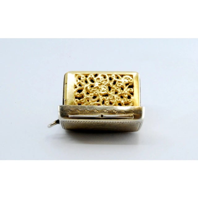 George IV Silver and Gold Vinaigrette Box with Lid Engraving For Sale - Image 3 of 11