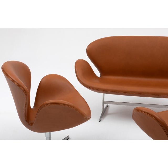 Arne Jacobsen “Swan” Sofa & Pair of Chairs in Cognac Leather for Fritz Hansen - Set of 3 For Sale - Image 12 of 18