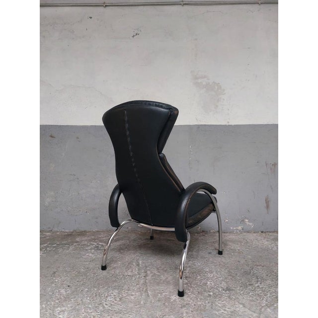 Chair is in good condition. Light signs of wear on the leather, see photos.