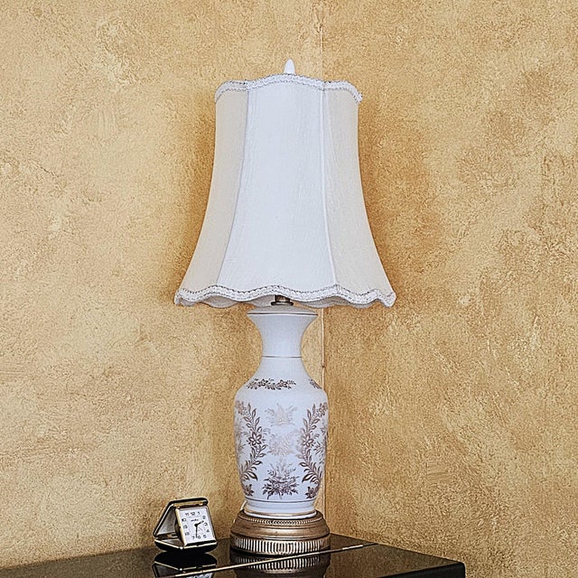 1960s French Hollywood Regency Satin Milk Glass Nightlight Table Lamp With Floral Design For Sale - Image 17 of 18